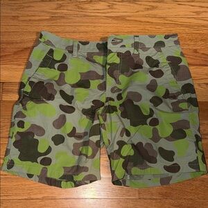 Mountain Hardwear Men’s Rare Camo Shorts Size: 32